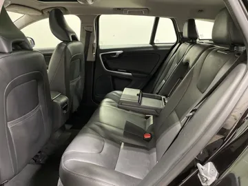 2018 Volvo V60 - image 15