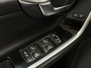 2018 Volvo V60 - image 23