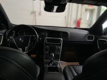 2016 Volvo S60 - image 4