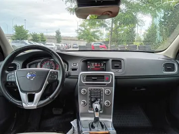 2016 Volvo S60 - image 9