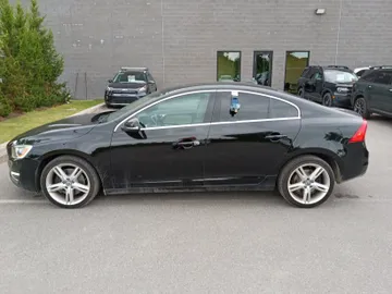 2016 Volvo S60 - image 4