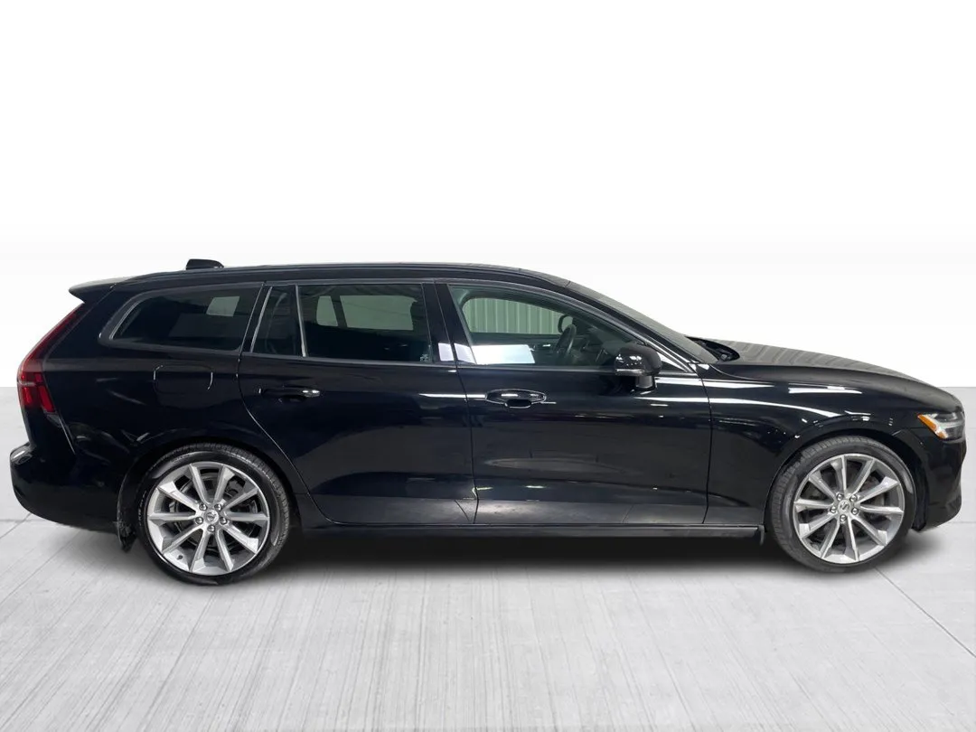 2021 Volvo V60 — photo 2