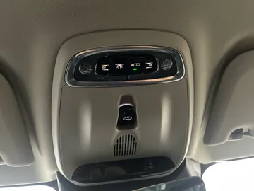 2021 Volvo V60 - image 16