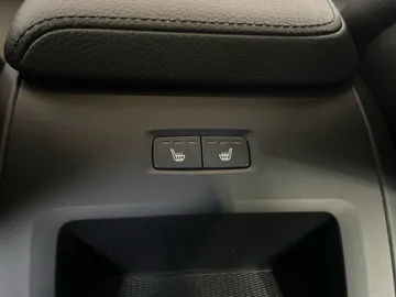 2021 Volvo V60 - image 28
