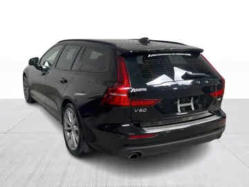 2021 Volvo V60 - image 11