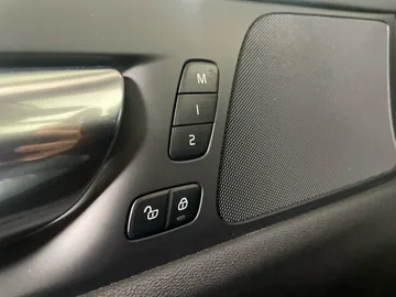 2021 Volvo V60 - image 21