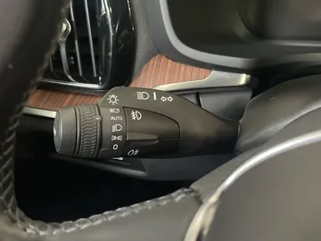 2021 Volvo V60 - image 19