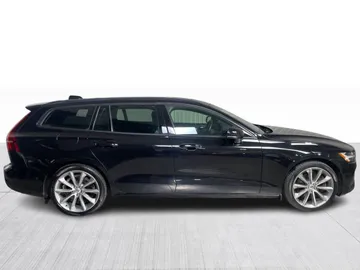2021 Volvo V60 - image 2