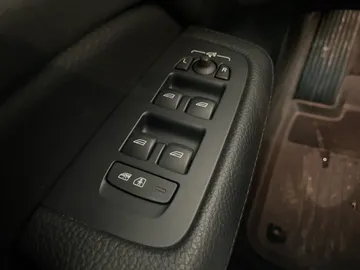 2021 Volvo V60 - image 27