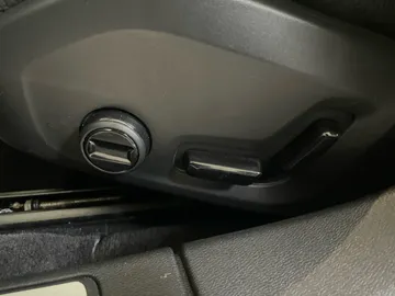 2021 Volvo V60 - image 20