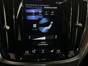 2021 Volvo V60 - image 25