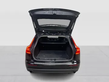 2021 Volvo V60 - image 13