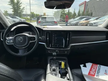 2018 Volvo V90 Cross Country - image 9