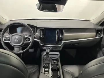 2018 Volvo V90 Cross Country - image 4