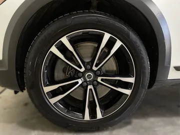 2018 Volvo V90 Cross Country - image 7