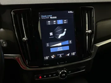 2018 Volvo V90 Cross Country - image 23