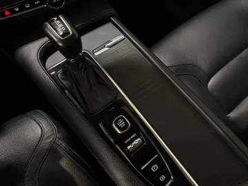 2018 Volvo V90 Cross Country - image 28