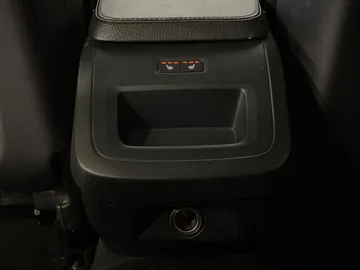 2018 Volvo V90 Cross Country - image 32