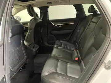2018 Volvo V90 Cross Country - image 16