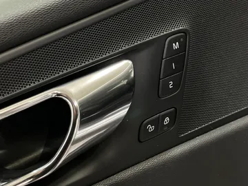 2019 Volvo XC60 - image 17
