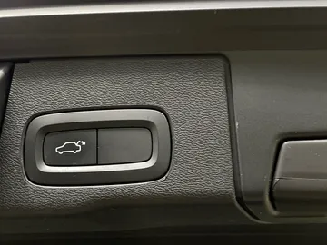 2019 Volvo XC60 - image 20