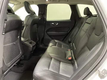 2019 Volvo XC60 - image 11