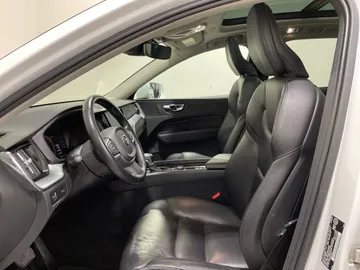 2019 Volvo XC60 - image 10