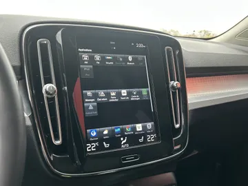 2022 Volvo XC40 - image 29