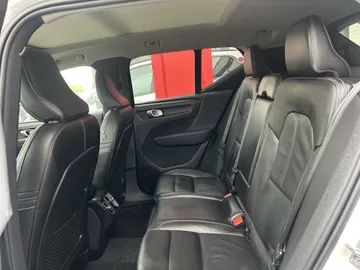 2022 Volvo XC40 - image 28