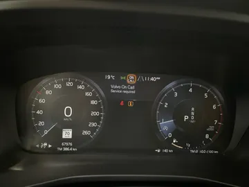 2022 Volvo XC40 - image 16