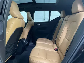 2022 Volvo XC40 - image 12