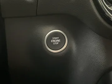 2022 Volvo XC40 - image 25