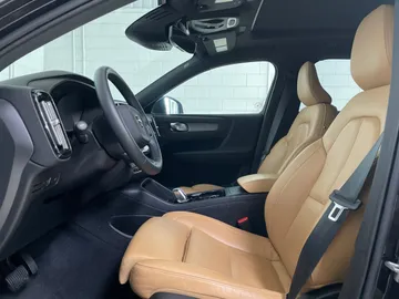 2022 Volvo XC40 - image 10
