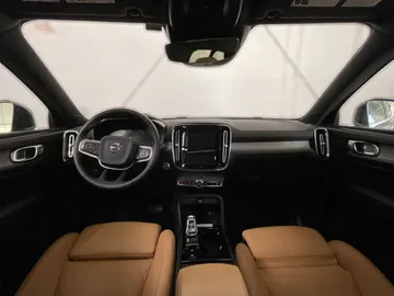 2022 Volvo XC40 - image 14