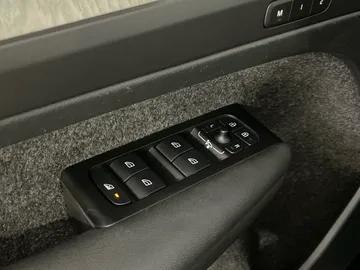 2022 Volvo XC40 - image 27