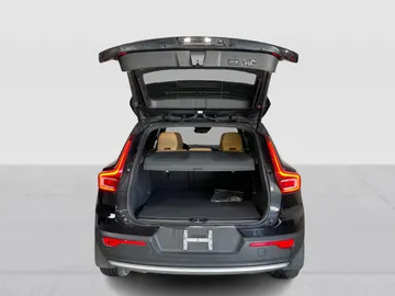 2022 Volvo XC40 - image 13