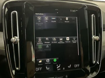 2022 Volvo XC40 - image 28