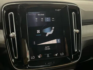 2022 Volvo XC40 - image 24