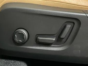 2022 Volvo XC40 - image 18