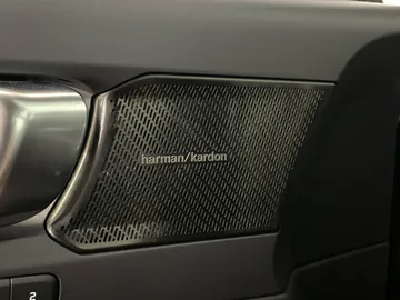 2022 Volvo XC40 - image 26