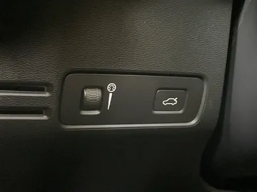 2022 Volvo XC40 - image 33