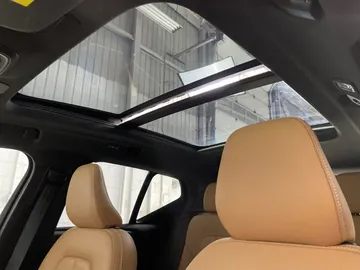 2022 Volvo XC40 - image 11