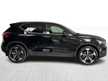 2022 Volvo XC40 - image 9