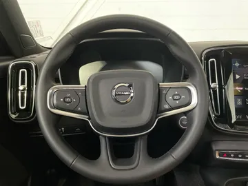 2022 Volvo XC40 - image 17