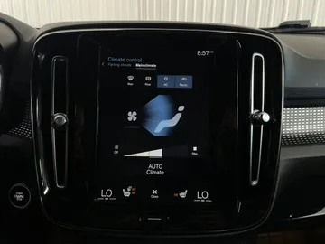 2020 Volvo XC40 - image 25