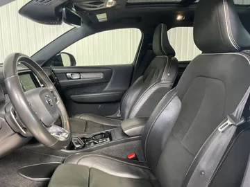2020 Volvo XC40 - image 10