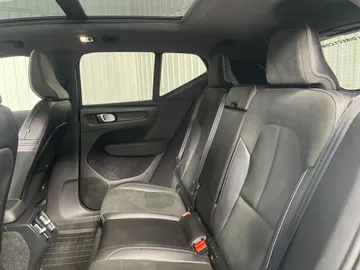 2020 Volvo XC40 - image 11