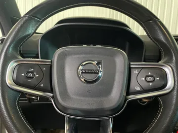 2020 Volvo XC40 - image 17