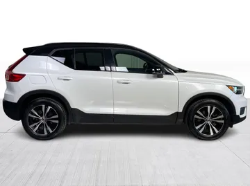 2020 Volvo XC40 - image 9