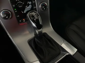 2018 Volvo V60 Cross Country - image 28